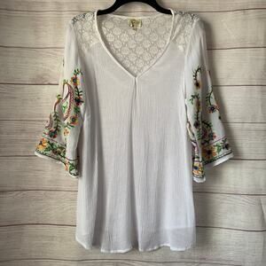 Fig and Flower Boho White Shirt Embroidered Floral Sleeve Crochet Lace Back 1X